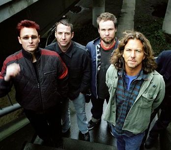 Pearl Jam: recenze jubilejního živáku Live On Ten Legs